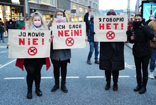 Germany Coronavirus Restrictions Protest 6737889 08.01.2022 People take part in a demonstration against coronavirus disease (COVID-19) measures, in Hamburg, Germany. Ekaterina Solovyova Sputnik Hamburg Germany  Copyright: xEkaterinaxSolovyovax