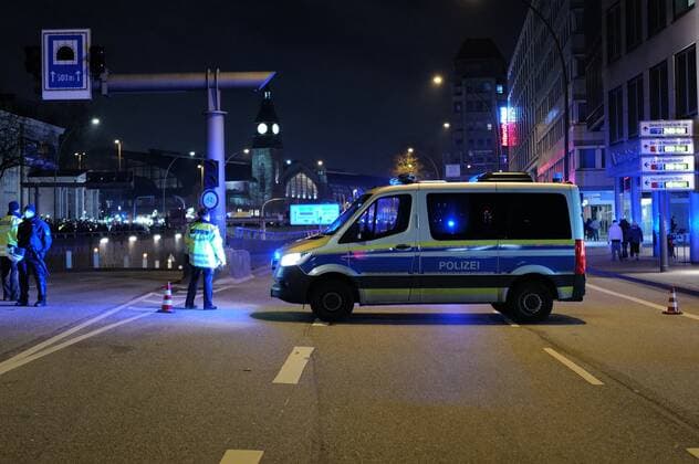 Germany Coronavirus Restrictions Protest 6737917 08.01.2022 Police officers are seen during a demonstration against coronavirus disease (COVID-19) measures, in Hamburg, Germany. Ekaterina Solovyova Sputnik Hamburg Germany  Copyright: xEkaterinaxSolovyovax