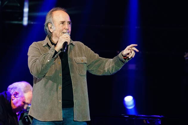 January 9, 2022, Madrid, Spain: Joan Manuel Serrat performs at the solidarity concert Music with La Palma: Stronger than the volcano at Wizink Center, in Madrid. Madrid Spain - ZUMAs197 20220109_zaa_s197_042 Copyright: xAtilanoxGarciax