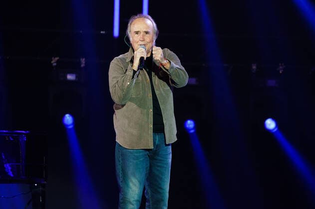 January 9, 2022, Madrid, Spain: Joan Manuel Serrat performs at the solidarity concert Music with La Palma: Stronger than the volcano at Wizink Center, in Madrid. Madrid Spain - ZUMAs197 20220109_zaa_s197_045 Copyright: xAtilanoxGarciax