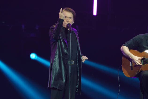 January 9, 2022, Madrid, Spain: Miguel Rafael Martos Sanchez, better known as Raphael performs at the solidarity concert Music with La Palma: Stronger than the volcano at Wizink Center, in Madrid. Madrid Spain - ZUMAs197 20220109_zaa_s197_074 Copyright: xAtilanoxGarciax