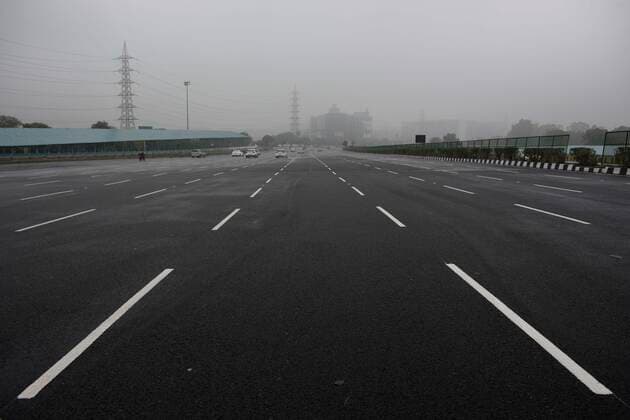 GURUGRAM, INDIA JANUARY 9: General scene of low traffic movement at Delhi-Gurugram border due to weekend curfew imposed in Delhi near Sirhaul Toll Plaza, on January 9 2022 in Gurugram, India. (Photo by Parveen Kumar Hindustan Times ) Delhi Imposes Weekend Curfew To Curb Covid-19 Spread
