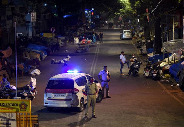 MUMBAI, INDIA ? JANUARY 9: Deserted view of Vegetable Market during the night curfew, norms amid Covid-19 pandemic at Vile Parle, on January 9, 2022 in Mumbai, India. (Photo by Vijay Bate Hindustan Times ) Daily Life Amid Coronavirus Pandemic In India