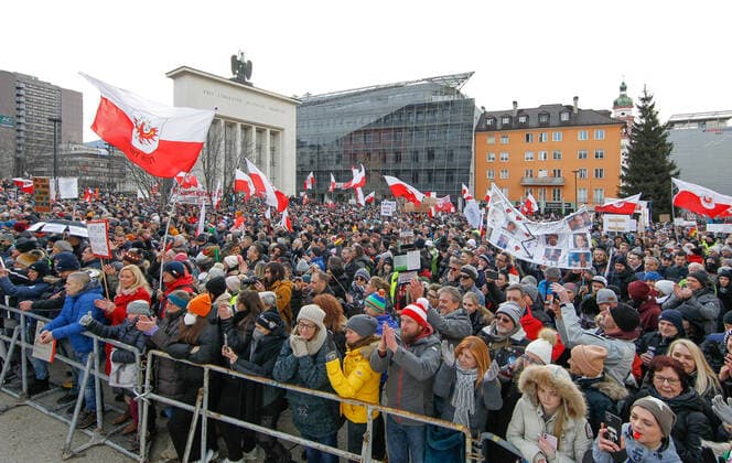 09 01 2022 Demonstration at Landhausplatz and further through the city center of Innsbruck, Tyrol, Austria Demonstration for vaccination freedom Demo against Corona, Coronavirus, Covid 19 measures Vaccination obligation, vaccination compulsory, vaccination, lockdown Motto of the demonstration of Team Tirol For our freedom FPÖ and MFG also participating