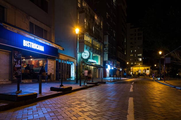 Stanley Loses Its Week-end Crowd Over Omicron Epidemic Stanley Main street is totally devoid of foot traffic at 7 pm. Restaurants are not allowed to provide any dine-in services after 6 pm in Hong Kong, as the Governmetn seeks to curb an omicron epidemic, in Hong Kong, China, on January 9, 2022. Hong Kong China  Copyright: xMarcxFernandesx originalFilename: fernandes-stanleyl220109_npIh3.jpg