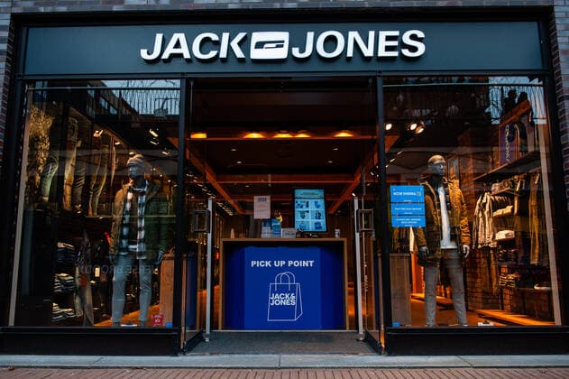 Coronavirus Emergency In The Netherlands A clothes store is seen just open to collect articles purchased through the website store, during the hard lockdown imposed in the country. In Nijmegen, on January 8th, 2022. Nijmegen Gelderland Netherlands  Copyright: xRomyxArroyoxFernandezx originalFilename: arroyofernandez-coronavi220108_npAE7.jpg