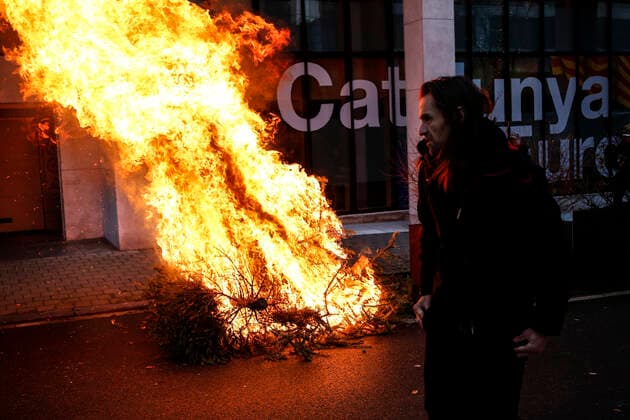 January 9, 2022, Brussels, Belgium: Protesters burn a Christmas tree during a demonstration against mandatory Covid-19 vaccination and other government measures to contain the spread of Covid-19 in Brussels, Belgium, January 9, 2022. Brussels Belgium - ZUMAm177 20220109_zip_m177_001 Copyright: xValeriaxMongellix