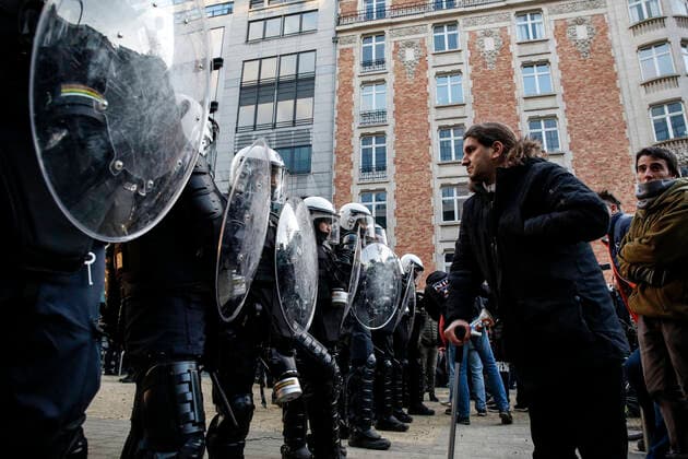 January 9, 2022, Brussels, Belgium: A protester stands in front of the police during a demonstration against mandatory Covid-19 vaccination and other government measures to contain the spread of Covid-19 in Brussels, Belgium, January 9, 2022. Brussels Belgium - ZUMAm177 20220109_zip_m177_011 Copyright: xValeriaxMongellix