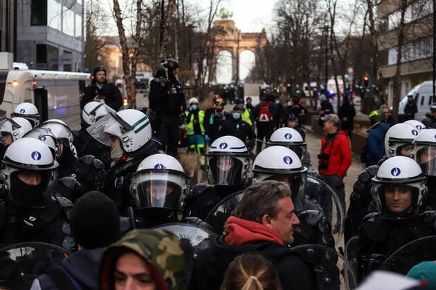January 9, 2022, Brussels, Belgium: Police surround protesters during a demonstration against mandatory Covid-19 vaccination and other government measures to contain the spread of Covid-19 in Brussels, Belgium, January 9, 2022. Brussels Belgium - ZUMAm177 20220109_zip_m177_013 Copyright: xValeriaxMongellix