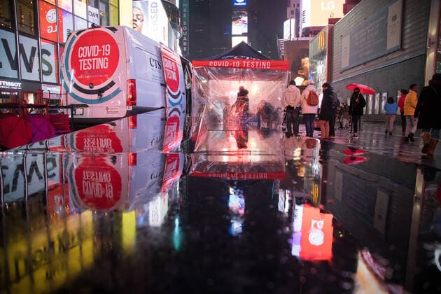 (220110) -- NEW YORK, Jan. 10, 2022 -- People wait in line at a COVID-19 testing site in Times Square in New York, the United States, Jan. 9, 2022. The total number of COVID-19 cases in the United States topped 60 million on Sunday, according to data from Johns Hopkins University. (Photo by Xinhua) U.S.-COVID-19-CASES-60 MILLION MichaelxNagle 