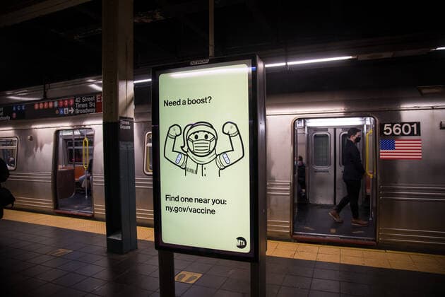 (220110) -- NEW YORK, Jan. 10, 2022 -- A COVID-19 vaccine booster advertisement is displayed in New York, the United States, Jan. 9, 2022. The total number of COVID-19 cases in the United States topped 60 million on Sunday, according to data from Johns Hopkins University. (Photo by Xinhua) U.S.-COVID-19-CASES-60 MILLION MichaelxNagle 