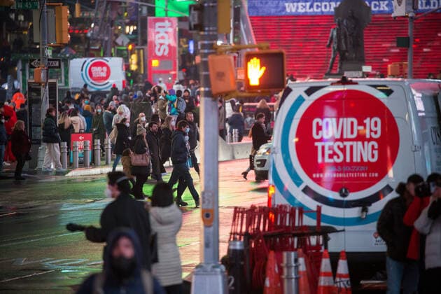 (220110) -- NEW YORK, Jan. 10, 2022 -- People walk past a COVID-19 testing site in Times Square in New York, the United States, Jan. 9, 2022. The total number of COVID-19 cases in the United States topped 60 million on Sunday, according to data from Johns Hopkins University. (Photo by Xinhua) U.S.-COVID-19-CASES-60 MILLION MichaelxNagle 