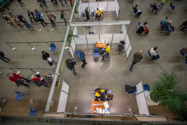 Booster Vaccination Against COVID In The Netherlands General view of the vaccination center and the 20 booths pods. Vaccination center in Eindhoven with 20 lanes and the capacity of 7500 vaccines per day. The jabs are administered by GGD healthcare workers as a booster shot to protect from Covid-19. The third-dose booster is available for all in the Netherlands. The country is in a lockdown as the nation battles the outbreak of the new Omicron variant, sars-cov-2 coronavirus mutation of the pandemic. Eindhoven, The Netherlands on January 7, 2022 Eindhoven Netherlands  Copyright: xNicolasxEconomoux originalFilename: economou-notitle220109_npPGS.jpg
