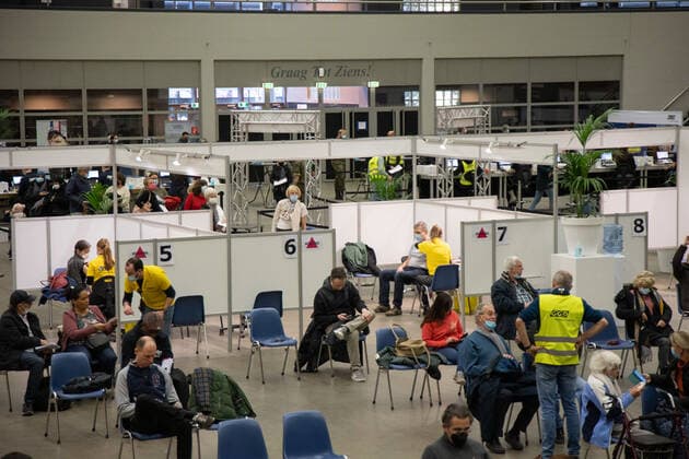 Booster Vaccination Against COVID In The Netherlands General view of the vaccination center and the 20 booths pods. Vaccination center in Eindhoven with 20 lanes and the capacity of 7500 vaccines per day. The jabs are administered by GGD healthcare workers as a booster shot to protect from Covid-19. The third-dose booster is available for all in the Netherlands. The country is in a lockdown as the nation battles the outbreak of the new Omicron variant, sars-cov-2 coronavirus mutation of the pandemic. Eindhoven, The Netherlands on January 7, 2022 Eindhoven Netherlands  Copyright: xNicolasxEconomoux originalFilename: economou-notitle220109_npsQt.jpg