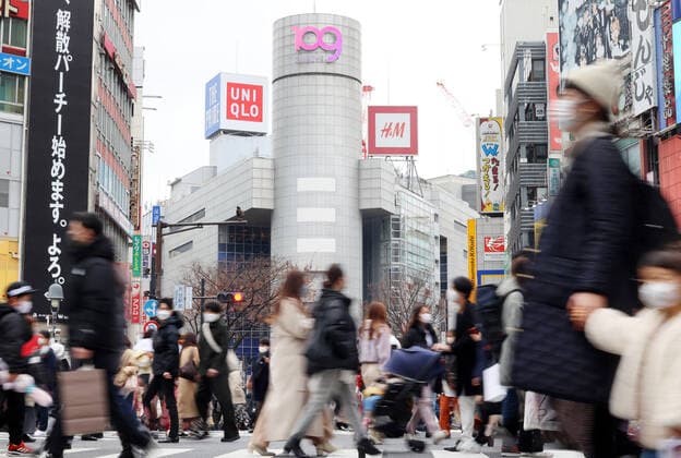 January 10, 2022, Tokyo, Japan - People cross a road at Tokyo s Shibuya fashion district amid outbreak of the new coronavirus on Monday, January 10, 2022. 871 people were infected with the new coronavirus in Tokyo on January 10.  , aflo_178042132.jpg,