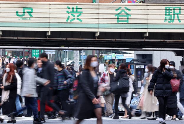 January 10, 2022, Tokyo, Japan - People cross a road at Tokyo s Shibuya fashion district amid outbreak of the new coronavirus on Monday, January 10, 2022. 871 people were infected with the new coronavirus in Tokyo on January 10.  , aflo_178042133.jpg,