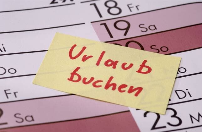 Klebezettel mit Urlaub buchen als Kalendereintrag, Deutschland sticky note with book holiday, Urlaub buchen as a calendar entry, Germany BLWS659518 *** Sticky note with book vacation as a calendar entry, Germany BLWS659518 Copyright: xblickwinkel McPHOTO B.xLeitnerx
