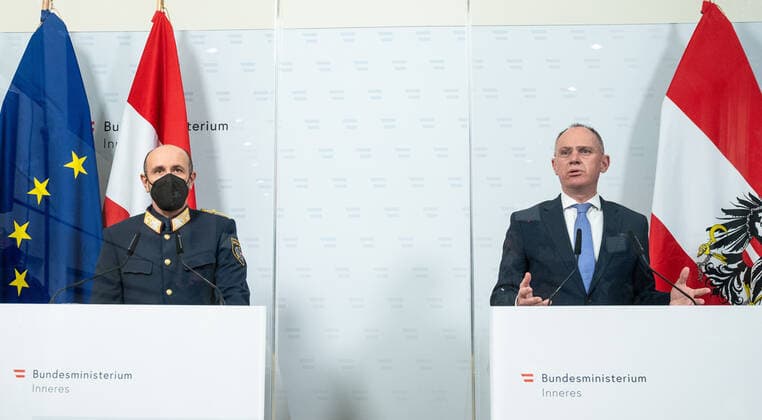 News Bilder des Tages 20220110 Press conference of the Minister of the Interior on controls of COVID measures VIENNA, AUSTRIA - JANUARY 10: Director-General for Public Safety Franz Franz Ruf and Interior Minister Gerhard Karner (OEVP) at a press conference on the controls of COVID measures and their intensification at Ministry of the Interior on January 10, 2022 in Vienna, Austria. WIEN, OESTERREICH - 10. JAENNER: Generaldirektor fuer die oeffentliche Sicherheit Franz Ruf und Innenminister Gerhard Karner (OEVP) bei einer Pressekonferenz zu den Kontrollen der COVID-Maßnahmen und deren Intensivierung im Innenministerium am 10. Jaenner 2022 in Wien, Oesterreich. 220110_SEPA_32_001 Copyright: xMartinxJuenx SEPAxMedia