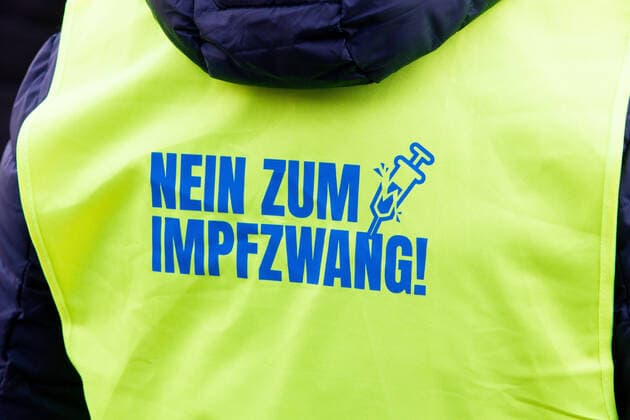 09 01 2022 Demonstration at Landhausplatz, Eduard Wallnöfer Platz and further through the city center of Innsbruck, Tyrol, Austria Demonstration for vaccination freedom Demo against Corona, Coronavirus, Covid 19 measures Vaccination obligation, vaccination compulsory, vaccination, lockdown Motto of the demonstration of Team Tirol For our freedom FPÖ and MFG also participating