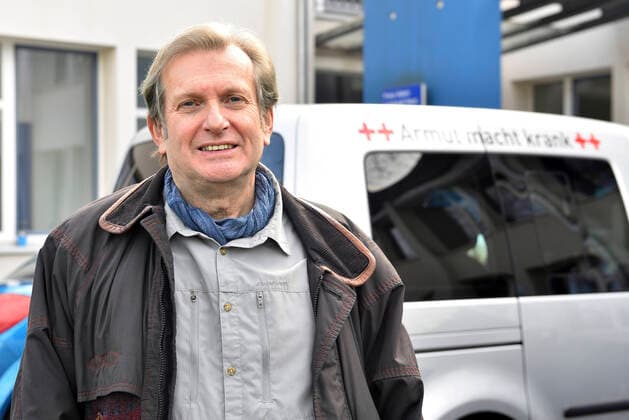 News Bilder des Tages Was es bedeutet, in einem der reichsten Laender der Welt arm zu sein, weiss Gerhard Trabert (Foto vom 10.01.2022) nicht vom Hoerensagen. Der 65-jaehrige Professor fuer Sozialmedizin versorgt mit seinem Verein Armut und Gesundheit in Deutschland in Mainz seit vielen Jahren Wohnungslose und Patienten ohne Krankenversicherung. Dass Armut krank macht und die Lebenserwartung armer Menschen in Deutschland um Jahre unter der von Spitzenverdienern liegt, macht ihn wuetend - das allgemeine Desinteresse daran noch mehr. Daher laesst sich der Mediziner jetzt als parteiloser Kandidat von den Linken ins Rennen um die Wahl zum Bundespraesidenten schicken. (Siehe epd-Bericht vom 10.01.2022) Gerhard Trabert kandidiert fuer das hoechste Staatsamt *** What Copyright: epd-bild KristinaxSchaefer EDITORIAL USE ONLY