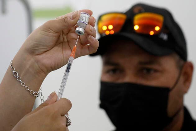 Vina del Mar, January 10, 2022 Slow influx of people who must perform their booster inoculation is recorded in the vaccinator installed in the Espacio Urbano shopping center, during the day in which it begins to apply the fourth dose of antibodies against Coronavirus Andres Pina Aton Chile, Vina del Mar Chile Aton 574358  Copyright: ANDRESxPINA ATONxCHILE