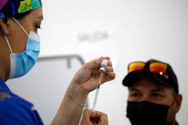 Vina del Mar, January 10, 2022 Slow influx of people who must perform their booster inoculation is recorded in the vaccinator installed in the Espacio Urbano shopping center, during the day in which it begins to apply the fourth dose of antibodies against Coronavirus Andres Pina Aton Chile, Vina del Mar Chile Aton 574359  Copyright: ANDRESxPINA ATONxCHILE