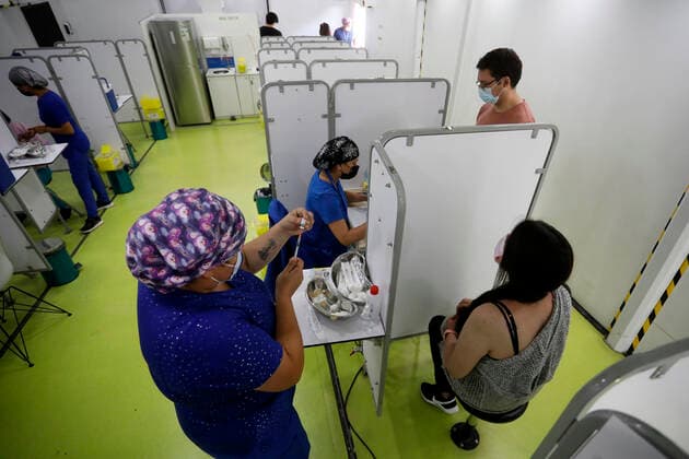 Vina del Mar, January 10, 2022 Slow influx of people who must perform their booster inoculation is recorded in the vaccinator installed in the Espacio Urbano shopping center, during the day in which it begins to apply the fourth dose of antibodies against Coronavirus Andres Pina Aton Chile, Vina del Mar Chile Aton 574365  Copyright: ANDRESxPINA ATONxCHILE