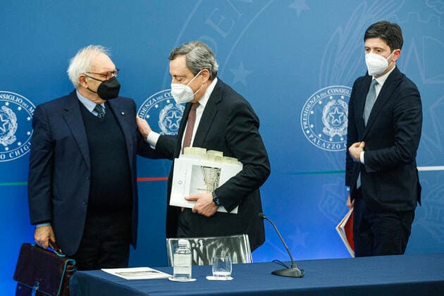 January 10, 2022, ROME, Italia: Italian Prime Minister Mario Draghi (C), Italian Minister of Health Roberto Speranza (R) and Italian Minister of Education, Patrizio Bianchi, during the press conference on the latest anti-Covid measures adopted by the Government at the Chigi Palace in Rome, Italy, 10 January 2022..ANSA ROBERTO MONALDO LAPRESSE POOL ROME Italia - ZUMAa110 20220110_zaf_a110_101 Copyright: xRobertoxMonaldo Lapresse Poolx