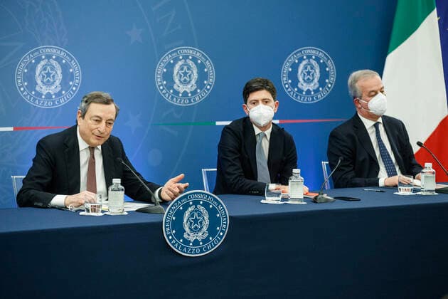 January 10, 2022, ROME, Italia: Italian Prime Minister Mario Draghi (L), Italian Minister of Health Roberto Speranza (C) and the Coordinator of the CTS (Technical Scientific Committee), Franco Locatelli, during the press conference on the latest anti-Covid measures adopted by the Government at the Chigi Palace in Rome, Italy, 10 January 2022..ANSA ROBERTO MONALDO LAPRESSE POOL ROME Italia - ZUMAa110 20220110_zaf_a110_140 Copyright: xAnsa RobertoxMonaldo Lapresse Pox
