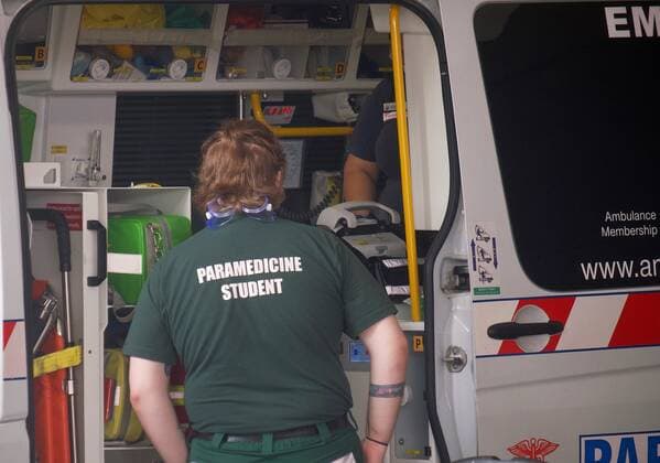 VICTORIA CORONAVIRUS COVID19, Paramedics are seen tending to their ambulance outside St. Vincent hospital in Melbourne, Tuesday, January 11, 2022. Demand for ambulances in Melbourne is extremely high with people warned to brace for delays, as COVID-19 hospital admissions continue to rise. ( NO ARCHIVING, EDITORIAL USE ONLY, NO USE IN BOOKS WITHOUT CONSENT MELBOURNE VIC AUSTRALIA  Copyright: xx 20220111001612447478