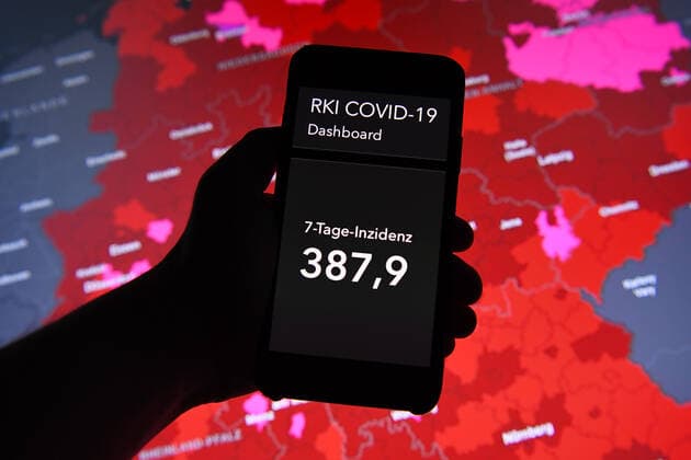 Coronavirus in Germany Covid 19 Dashboard of the Robert Koch Institute 11 01 2022, Robert Koch Institute 7 days Incidence 387.9 7 days Number of cases 322 574 COVID 19 Cases 7 581 381 Addition by 45 690 compared to previous day COVID 19 Deaths 114 351 Addition by 322 compared to previous day xHDx