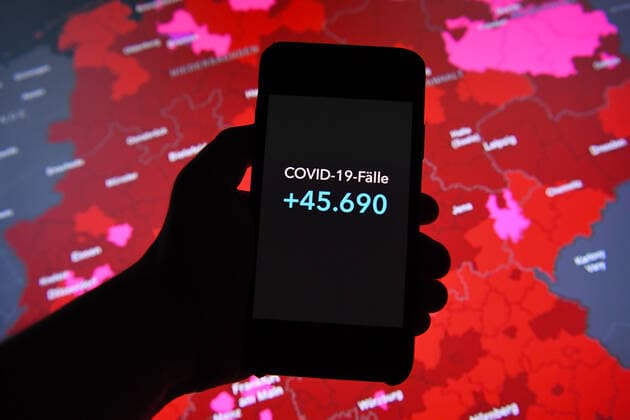 Coronavirus in Germany Covid 19 Dashboard of the Robert Koch Institute 11 01 2022, Robert Koch Institute 7 days Incidence 387.9 7 days Number of cases 322 574 COVID 19 Cases 7 581 381 Addition by 45 690 compared to previous day COVID 19 Deaths 114 351 Addition by 322 compared to previous day xHDx