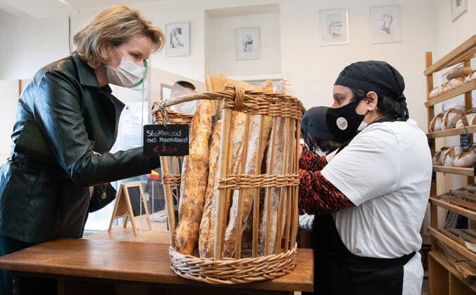 Entertainment Bilder des Tages Queen Mathilde of Belgium pictured during a royal visit to the MeeGaan association in Herne, Tuesday 11 January 2022. MeeGaan welcome youngsters with a handicap to develop competencies and give them more chance for regular jobs.  BENOITxDOPPAGNE 3171675