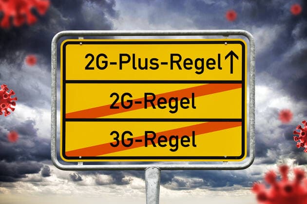 FOTOMONTAGE, Ortsschild mit Aufschrift 3G-Regel, 2G-Regel und 2G-Plus-Regel, Symbolfoto 2G-Plus-Regelung *** PHOTOMONTAGE, town sign with inscription 3G rule, 2G rule and 2G Plus rule, symbol photo 2G Plus regulation ** NUR FUER REDAKTIONELLE ZWECKE ** EDITORIAL USE ONLY **