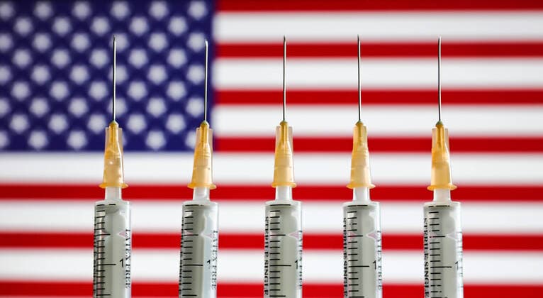 Companies, Countries And Vaccination Photo Illustrations Medical syringes and American flag displayed in the background are seen in this illustration photo taken in Krakow, Poland on January 11, 2022. Krakow Poland  Copyright: xJakubxPorzyckix originalFilename: porzycki-compnies220111_npIqf.jpg