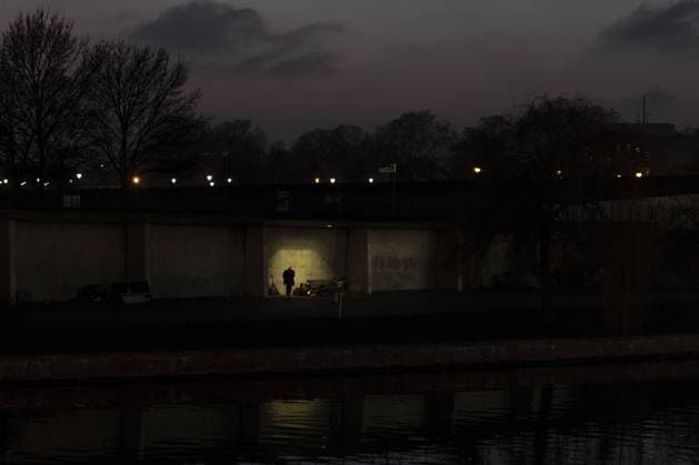 IMAGO Creative: Gesellschaft, Armut Ein Obdachloser zeichnet sich ab als Silhouette am Spreeufer in Berlin, 11.01.2022. Berlin Deutschland *** A homeless man stands out as a silhouette on the bank of the river Spree in Berlin, 11 01 2022 Berlin Germany Copyright: xFlorianxGaertner photothek.dex