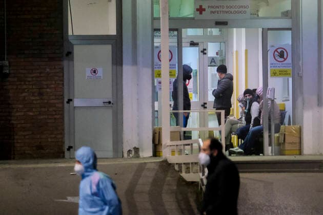 Italy: Cotugno hospital Naples Queues in front of the Cotugno hospital in Naples due to the lack of Covid beds: several emergency vehicles blocked this afternoon ABAP1971 Copyright: xAntonioxBalascox