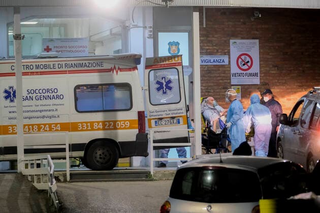 Italy: Cotugno hospital Naples Queues in front of the Cotugno hospital in Naples due to the lack of Covid beds: several emergency vehicles blocked this afternoon ABAP2070 Copyright: xAntonioxBalascox