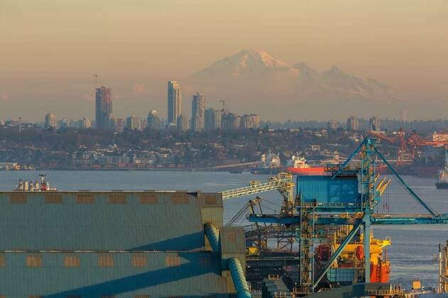 View of Mount Baker and Vancouver BC at Sunset, 25.09.2021, Copyright: xDavidgnx Panthermedia23518212