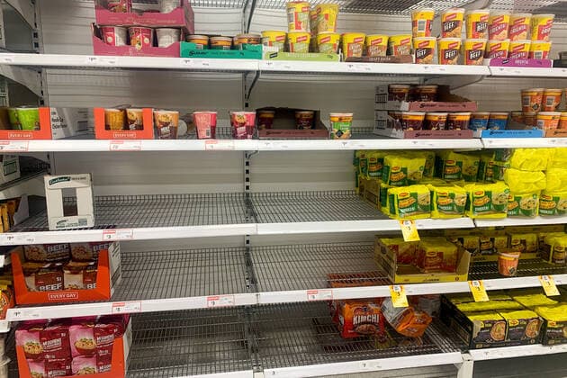 EMPTY SUPERMARKET SHELVES SYDNEY, Empty shelves of noodle products are seen at a supermarket in Sydney, Wednesday, January 12, 2022. The recent spike in COVID-19 infections has caused major logistical disruptions, with staff members, truck drivers and distribution centre workers among those forced to stay at home with the virus or awaiting test results. ( NO ARCHIVING, EDITORIAL USE ONLY, NO USE IN BOOKS WITHOUT CONSENT SYDNEY NSW AUSTRALIA  Copyright: xBIANCAxDExMARCHIx 20220112001612703789