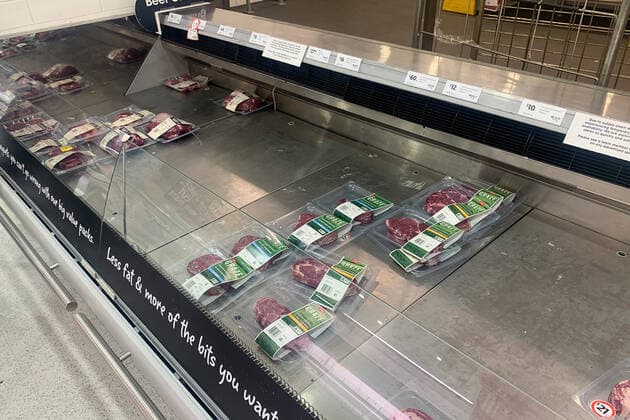 EMPTY SUPERMARKET SHELVES SYDNEY, Empty shelves of meat products are seen at a supermarket in Sydney, Wednesday, January 12, 2022. The recent spike in COVID-19 infections has caused major logistical disruptions, with staff members, truck drivers and distribution centre workers among those forced to stay at home with the virus or awaiting test results. ( NO ARCHIVING, EDITORIAL USE ONLY, NO USE IN BOOKS WITHOUT CONSENT SYDNEY NSW AUSTRALIA  Copyright: xBIANCAxDExMARCHIx 20220112001612704707