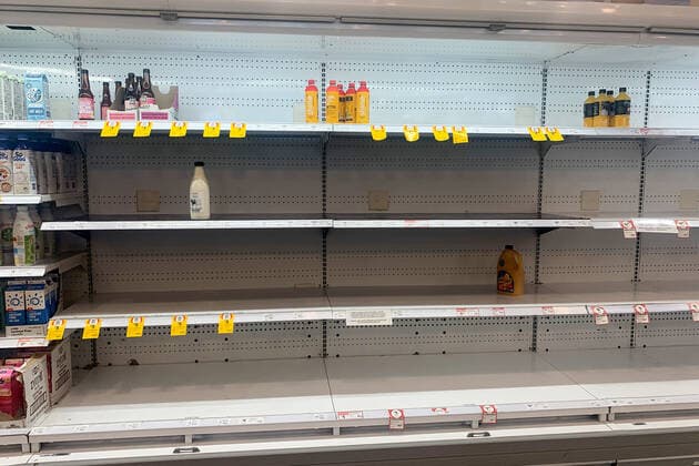 EMPTY SUPERMARKET SHELVES SYDNEY, Empty shelves of fresh fruit juice and drink products are seen at a supermarket in Sydney, Wednesday, January 12, 2022. The recent spike in COVID-19 infections has caused major logistical disruptions, with staff members, truck drivers and distribution centre workers among those forced to stay at home with the virus or awaiting test results. ( NO ARCHIVING, EDITORIAL USE ONLY, NO USE IN BOOKS WITHOUT CONSENT SYDNEY NSW AUSTRALIA  Copyright: xBIANCAxDExMARCHIx 20220112001612704820