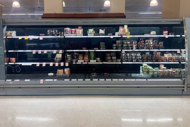 EMPTY SUPERMARKET SHELVES SYDNEY, Empty shelves of dip and cheese board products are seen at a supermarket in Sydney, Wednesday, January 12, 2022. The recent spike in COVID-19 infections has caused major logistical disruptions, with staff members, truck drivers and distribution centre workers among those forced to stay at home with the virus or awaiting test results. ( NO ARCHIVING, EDITORIAL USE ONLY, NO USE IN BOOKS WITHOUT CONSENT SYDNEY NSW AUSTRALIA  Copyright: xBIANCAxDExMARCHIx 20220112001612705916
