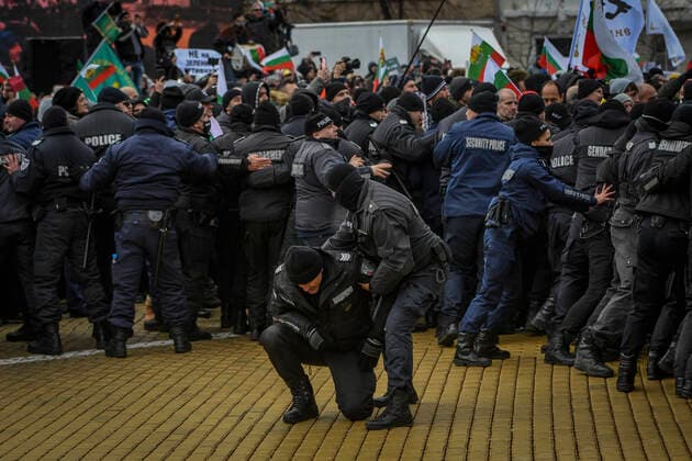 Protest Against Green Certificate And Vaccination Against COVID-19 In Bulgaria Police officer helps his injured colleague during protest against green certificates and vaccinations on January 12, 2022 in Sofia, Bulgaria. Bulgaria has lowest vaccination rate in European union as only 29% of population is vaccinated. Sofia Bulgaria  Copyright: xGeorgixPaleykovx originalFilename: paleykov-notitle220112_npMee.jpg