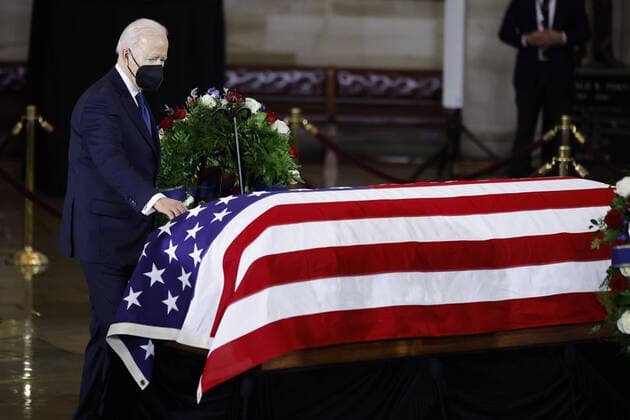Bilder des Jahres 2022, News 01 Januar News Themen der Woche KW02 News Bilder des Tages President Joe Biden pays his respects as former Democratic Senate Majority Leader Harry Reid lies in state in the U.S. Capitol Rotunda in Washington, DC on Wednesday, January 12, 2022. Reid, who represented Nevada in Congress for more than 30 years, died December 28, 2021, at the age of 82. Pool photo by Chip Somodevilla  WAS20220112903 ChipxSomodevilla