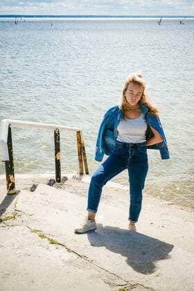  IMAGO Creative: Ende des Sommers  young beautiful woman in jeans clothes outdoors. portrait of a girl with freckles on her face, stylish girl on sea beach, on a sunny summer autumn day. model released, Symbolfoto, 26.09.2021, Copyright: xevgeniykleymenovx Panthermedia24156222