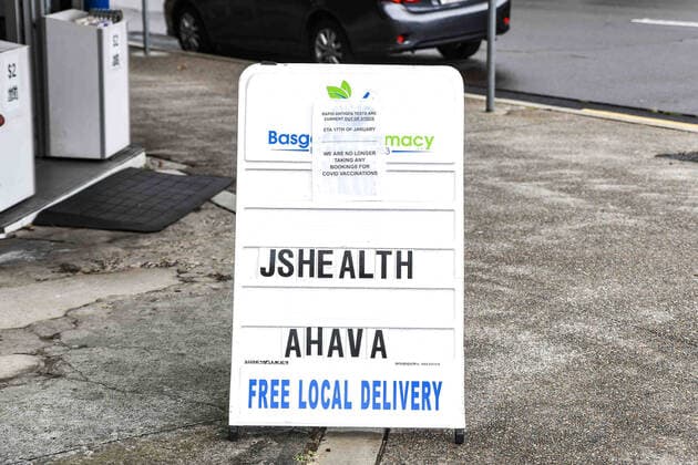 NSW CORONAVIRUS COVID19, Signage notifying customers that Rapid Antigen Test (RAT) kits are sold out is seen on the entrance to a chemist in Sydney, Thursday, January 13, 2022. NSW has reported a dramatic rise in new COVID-19 infections to 92,264, on top of 22 deaths, after RAT results were included for the first time. ( NO ARCHIVING, EDITORIAL USE ONLY, NO USE IN BOOKS WITHOUT CONSENT SYDNEY NSW AUSTRALIA  Copyright: xFLAVIOxBRANCALEONEx 20220113001612994795