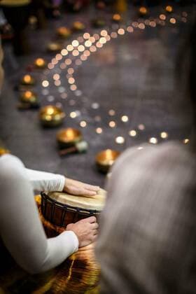Group of people playing on drums - therapy by music, 26.09.2021, Copyright: xLightpoetx Panthermedia24213274
