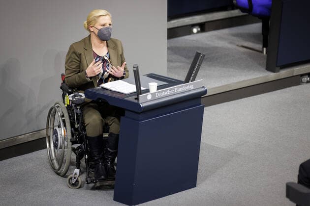 Stephanie Aeffner, Buendnis 90 Die Gruenen, MdB, spricht im Deutschen Bundestag zum Thema Arbeit und Soziales. Berlin, 13.01.2022. Berlin Deutschland *** Stephanie Aeffner, Buendnis 90 Die Gruenen, MdB, speaks in the German Bundestag on the topic of labor and social affairs Berlin, 13 01 2022 Berlin Germany Copyright: xJaninexSchmitz photothek.dex