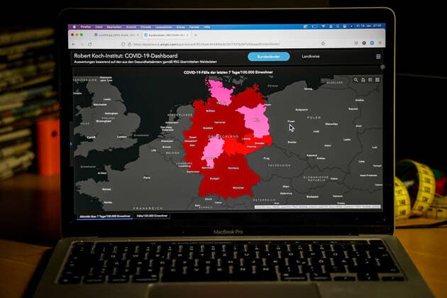 Coronavirus in Germany Covid 19 Dashboard of the Robert Koch Institute 14 01 2022 Robert Koch Institute 7 days Incidence 470.6 7 days Number of cases 391 295 COVID 19 cases 7 835 451 Addition by 92 223 compared to previous day COVID 19 deaths 115 337 Addition by 286 compared to previous day